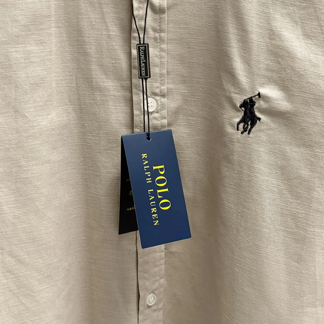 🅿️220 Ralph Lauren/Ralph Lauren early autumn linen embroidered shirt is made of custom-made natural plant fiber linen fabric with a unique bamboo texture. It has a simple and simple beauty. It has a loose fit and a three-dimensional upper body. The lines are smooth and natural. From the shoulder line to the waist line to the hem, the line transition is smooth. There are no unnecessary folds or accumulation. The whole body is neat and stretched. The chest is embellished with the iconic pony embroidery. Simple but highly recognizable. The color transition of the embroidery thread is natural. The stitches are even and uniform in size. The stitches can also connect naturally and the lines are smooth and not stiff. Size: S M L XL